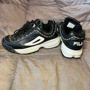 Women’s Adidasi FILA Disruptor 11
 Women's Sneakers Size 8